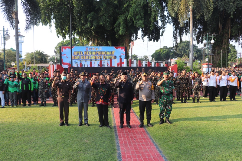 JAGA KOTA BLITAR: Wali Kota Blitar, Syauqul Muhibbin beserta forkopimda dan para elemen masyarakat pada apel kesiapsiagaan dan deklarasi damai di Halaman Kantor Wali Kota Blitar, Jumat (5/9/2025).
