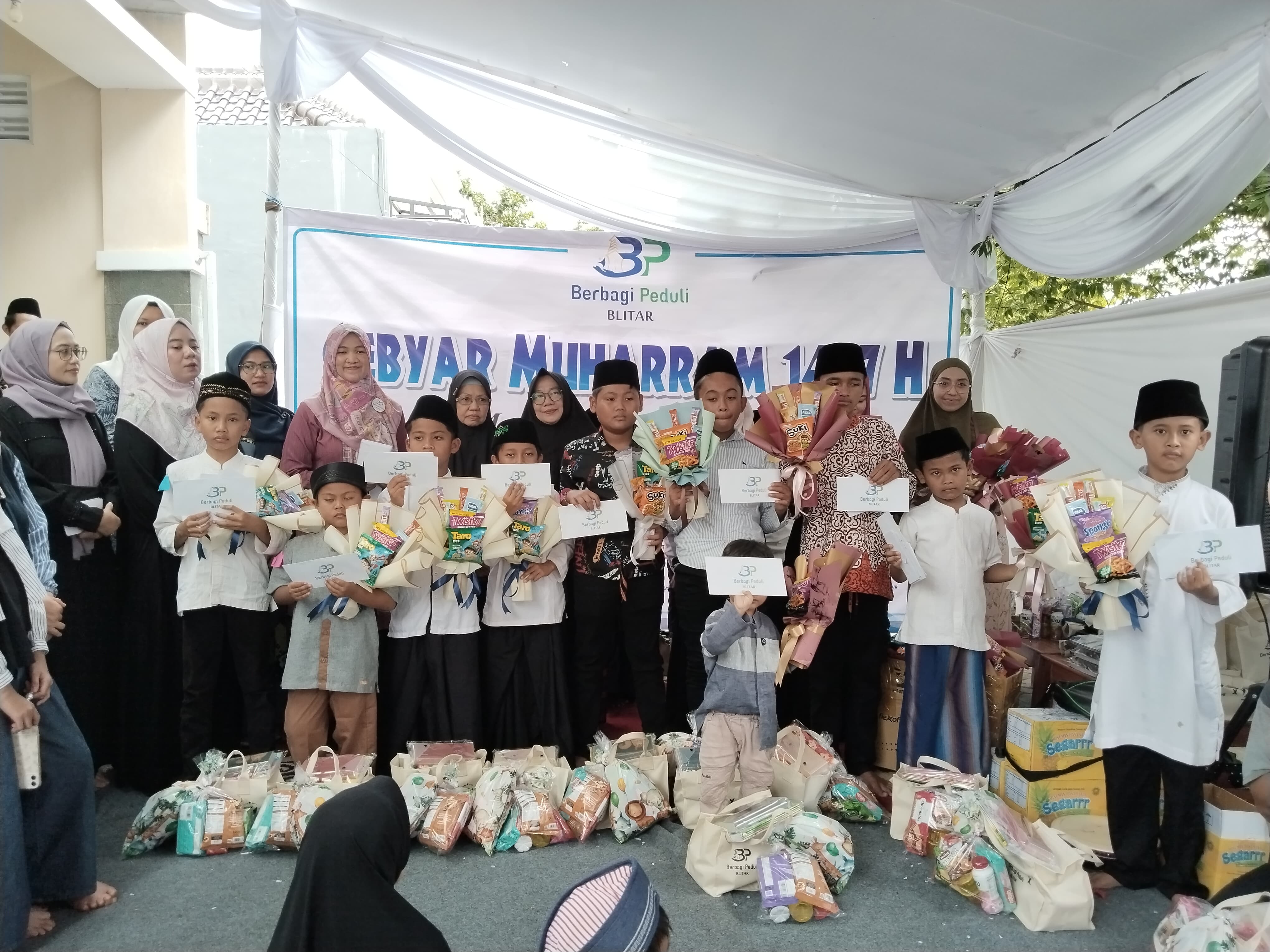 BERBAGI: Anggota Yayasan Berbagi Peduli saat melaksanakan kegiatan amal.