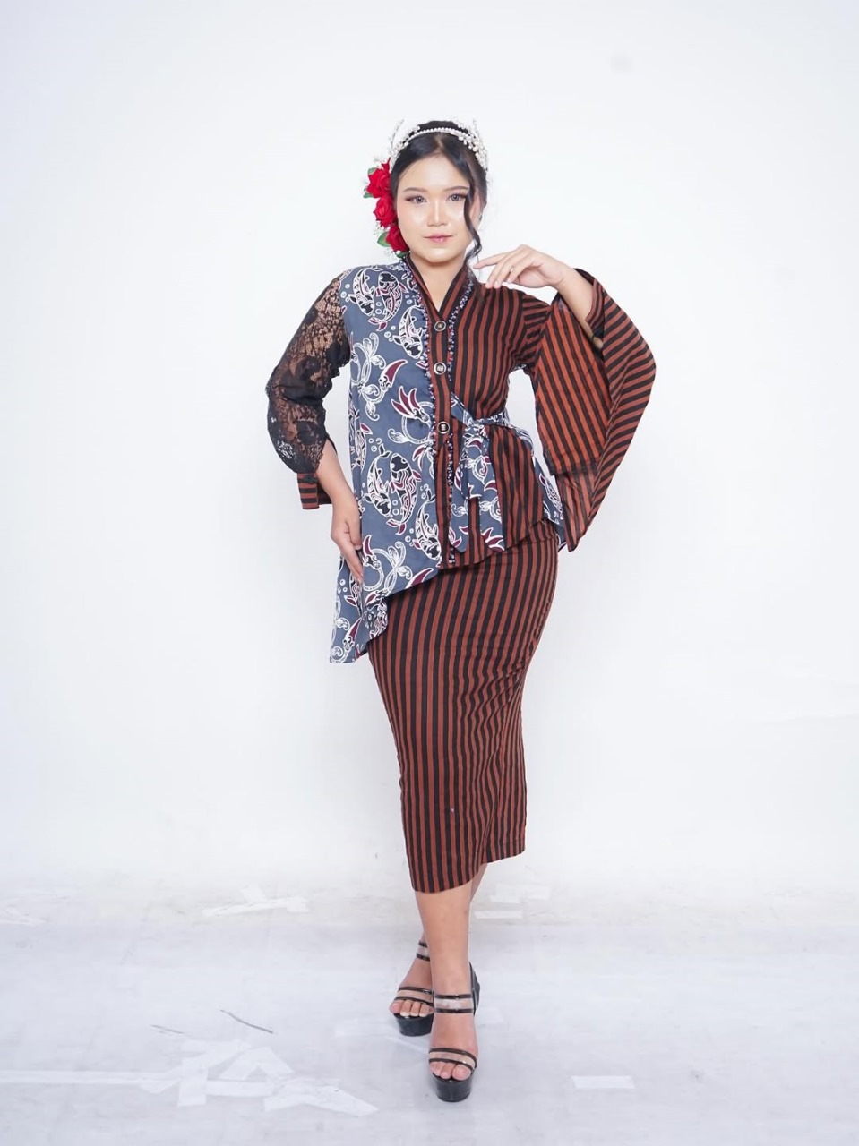ANGGUN: Lisa Ayuningtyas tampil memukau dalam balutan kebaya modern, memperlihatkan keindahan budaya sekaligus percaya diri sebagai finalis Putri Kebaya Jawa Timur 2025.