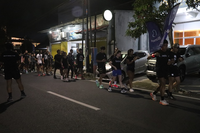 Bugar : Suasana acara running in glow yang diadakan di Mooroo Kopi, yang diikuti ratusan pelari asal Blitar.