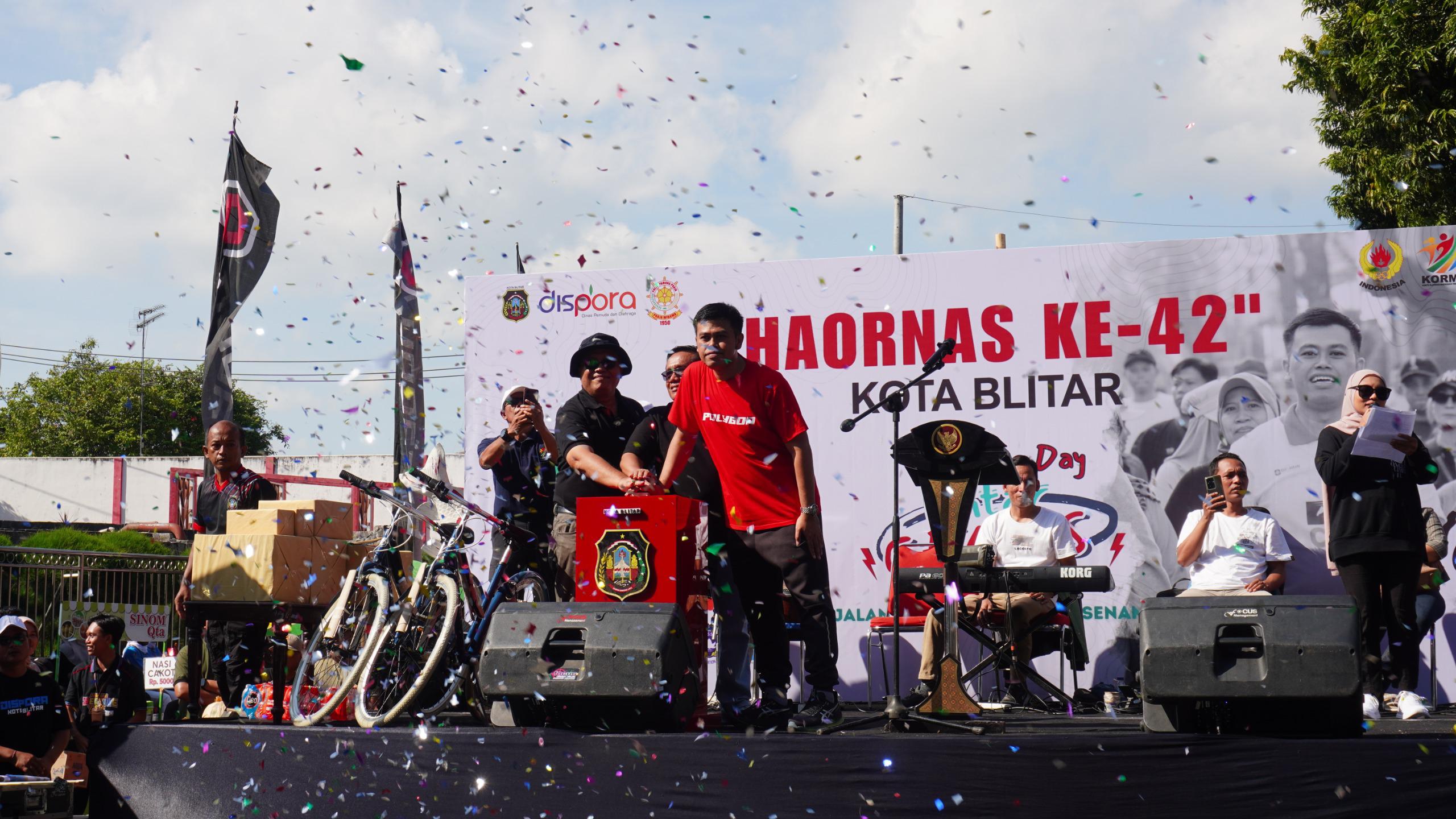 CETAK ATLET PRESTASI: Wali Kota Blitar Mas Ibin dan Kepala Dispora, M Aminurcholis memencet tombol tanda dibukanya kompetisi sepak bola Liga Pelajar 2025, Minggu (7/9/2025).