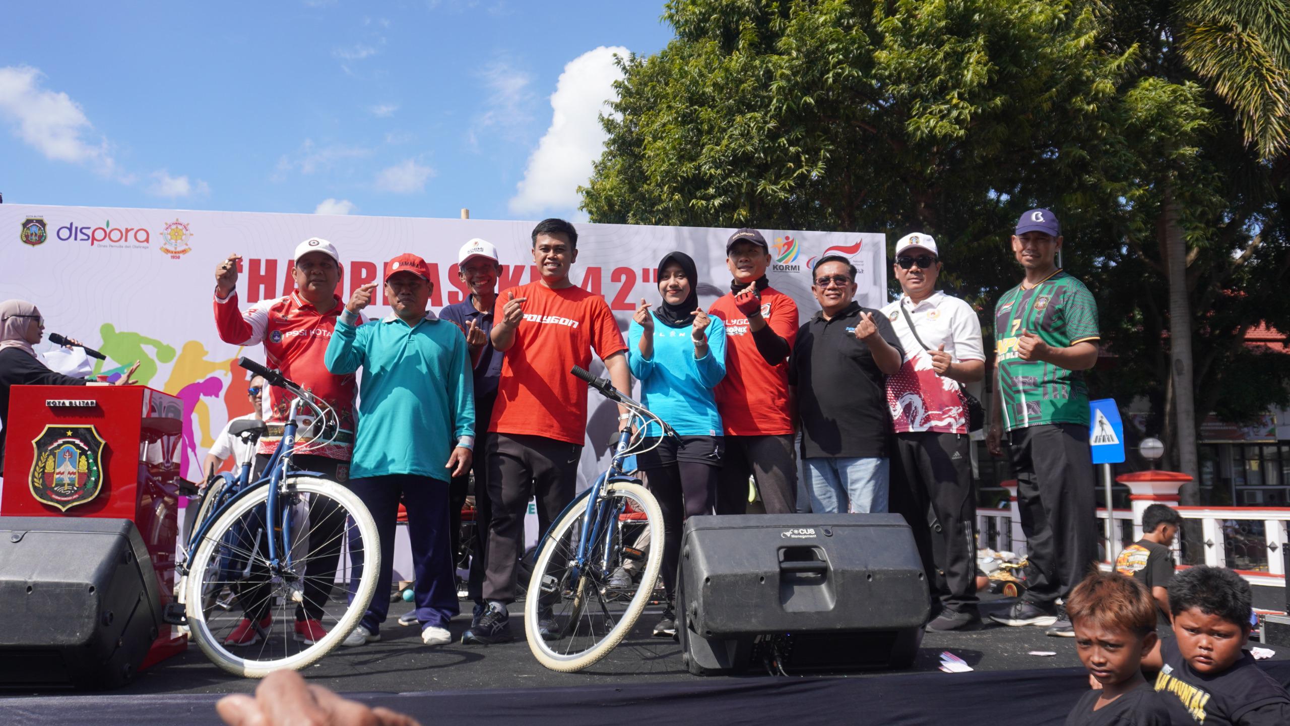 SEHAT DAN KUAT: Wali kota Blitar dan jajaran menyerahkan undian hadiah kepada pemenang saat Jalan Sehat di CFD, Minggu (7/9/2025).
