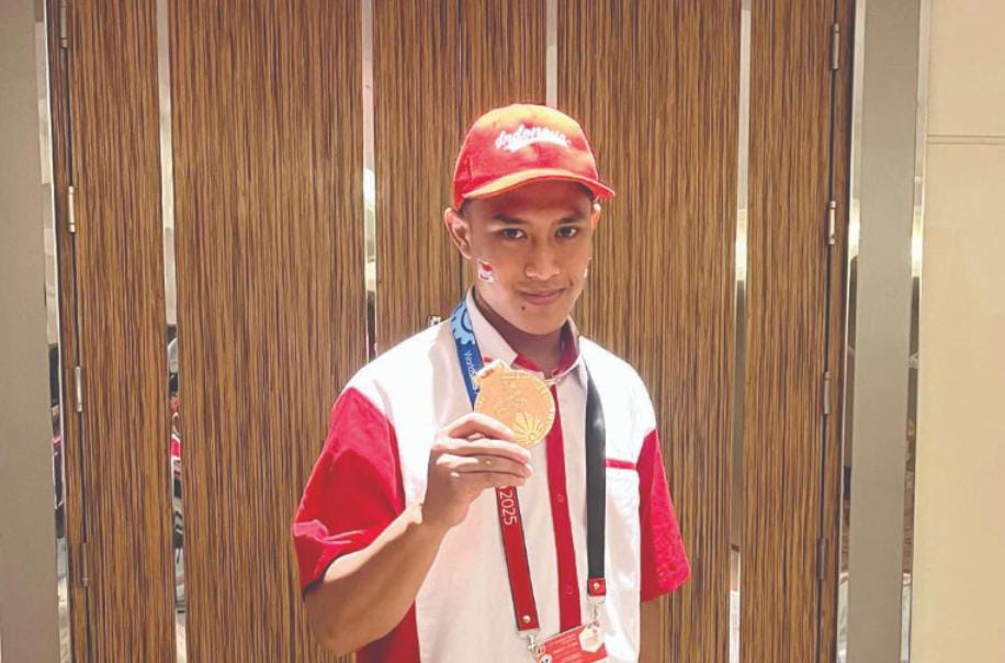 GENERASI EMAS: Andrea Micola Syifa Riady tengah bekerja keras menyelesaikan tugas lomba otomotif di Manila, Filipina, beberapa waktu lalu.