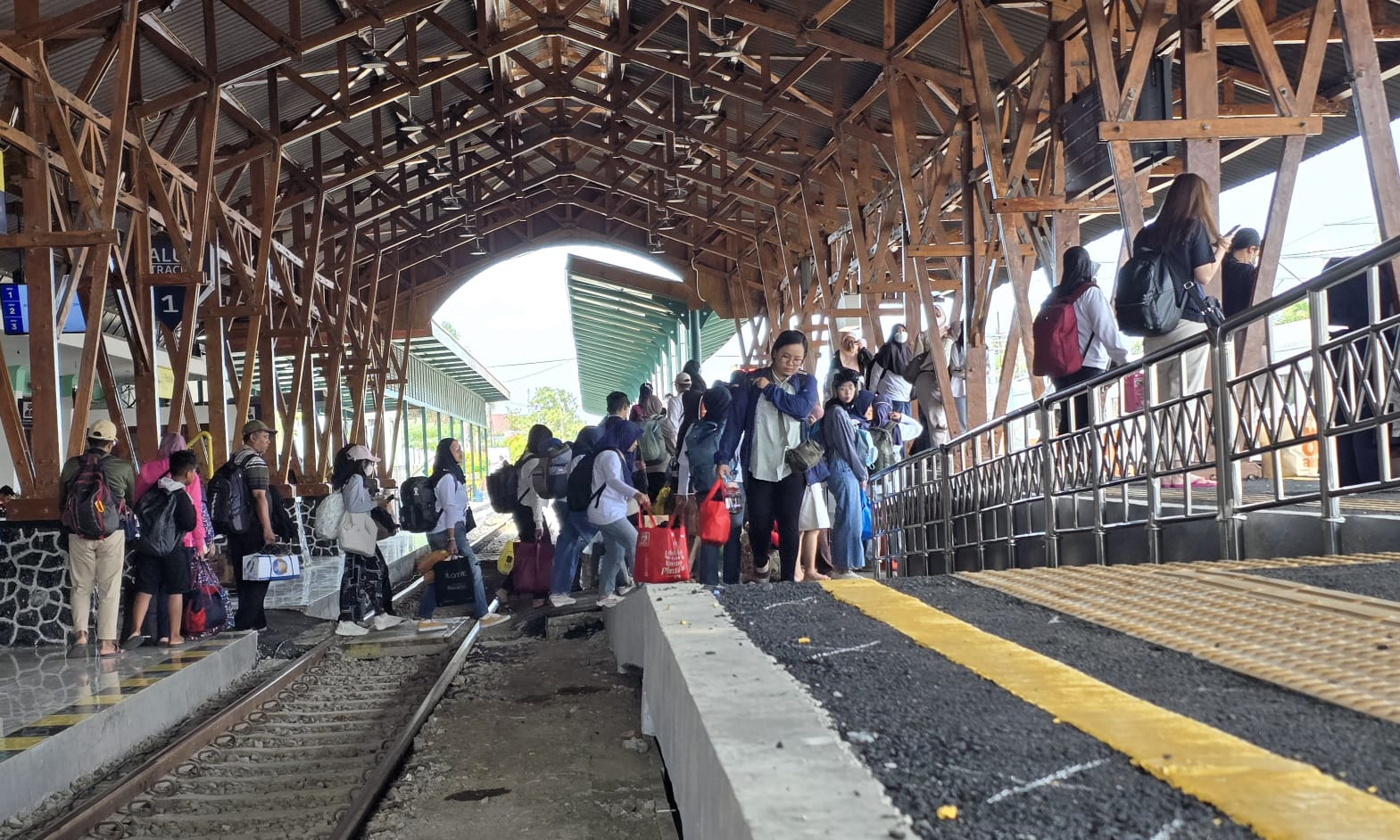 PADAT: Stasiun Blitar melayani lebih dari 6 ribu penumpang di libur panjang Maulid Nabi Muhammad SAW, Senin (8/9/2025).