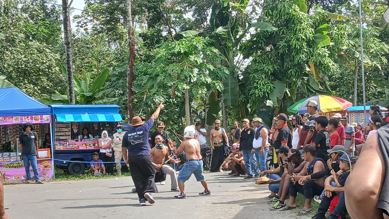 Paguyuban Kesenian Tiban Sawentar Manunggal gelar aksi pecut di karnaval Desa Sawentar.