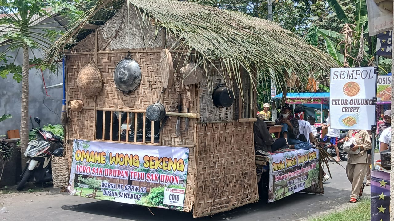 Warga Rt 2 Rw 3 Dusun Sawentar antusias tunjukkan rumah zaman dulu.