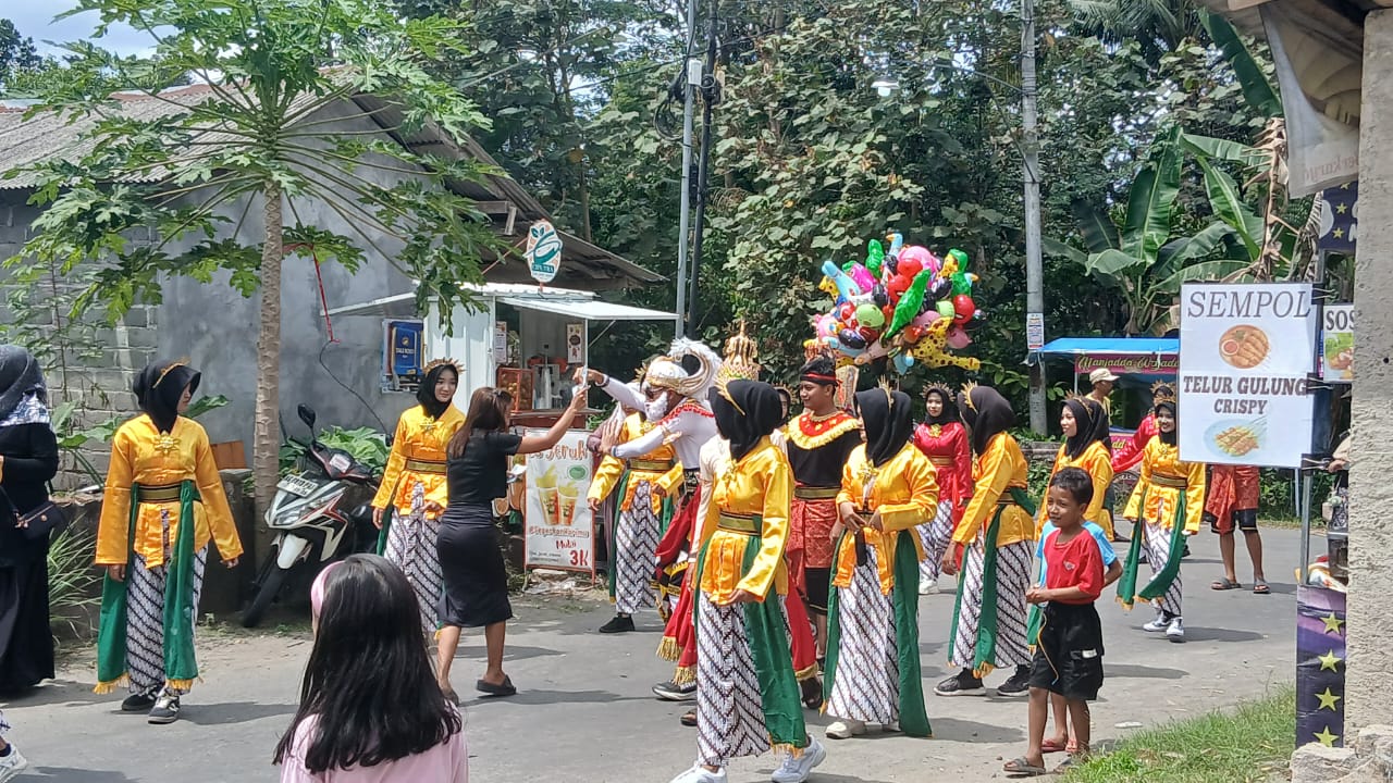 Mts Miftahul Huda Centong, hadirkan teatrikal memukau RamaShinta saat karnaval.