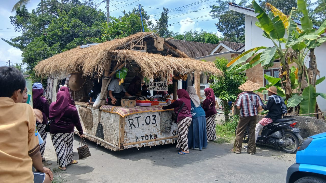 Karnaval Desa Sawentar dukung UMKM warga setempat dengan hadirkan ratusan pengunjung.