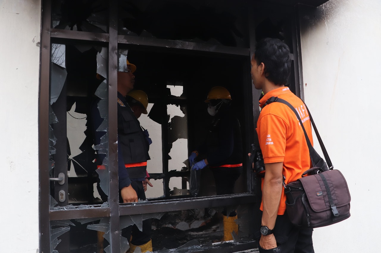 Tim Labfor Polda Jatim Turun Tangan Olah TKP Gedung DPRD Kabupaten Blitar yang Dibakar Massa Anarkis