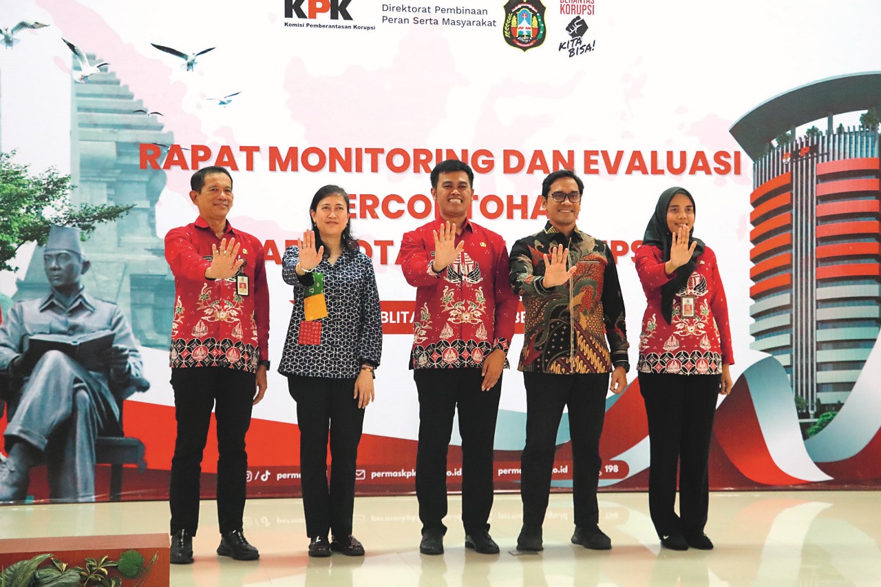 STOP KORUPSI: Wali Kota Blitar, Syauqul Muhibbin dan Inspektur Daerah, Ratih Dewi Indarti (kanan) bersama Sekda dan perwakilan KPK RI siap memberantas korupsi sampai ke akarnya.