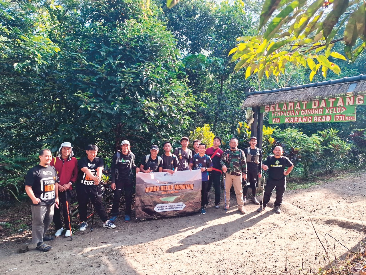 KOMPAK: Anggota komunitas TDA Blitar saat pendakian bersama ke Gunung Kelud via Desa Karangrejo, Kecamatan Garum, beberapa waktu lalu.