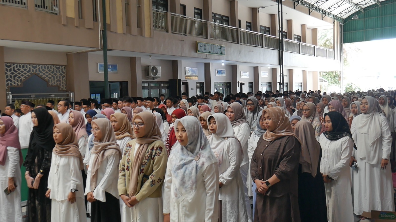 KHIDMAT: Mahasiswa UNISBA Blitar mengikuti peringatan Maulid Nabi Muhammad SAW, Jumat (12/9/2025).