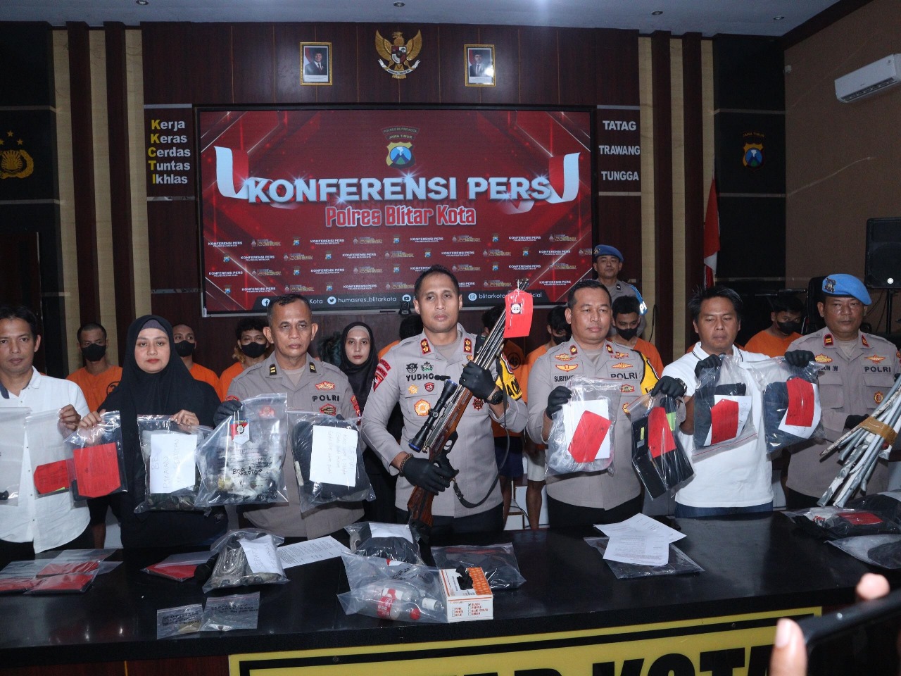 TIMBULKAN KORBAN: Polisi membeberkan sejumlah bukti aksi kerusuhan di depan Polres Blitar Kota pada akhir Agustus lalu.