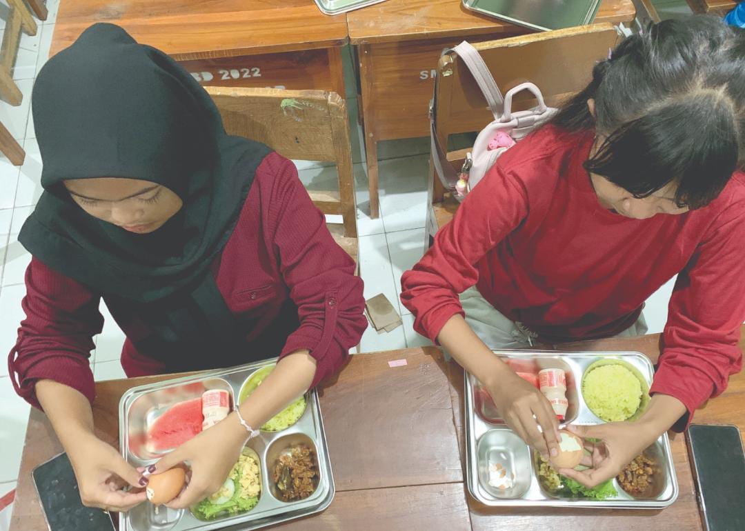 ENAK: Siswa SMPN 4 Blitar menerima paket MBG dengan lauk pauk gizi lengkap beberapa waktu lalu.