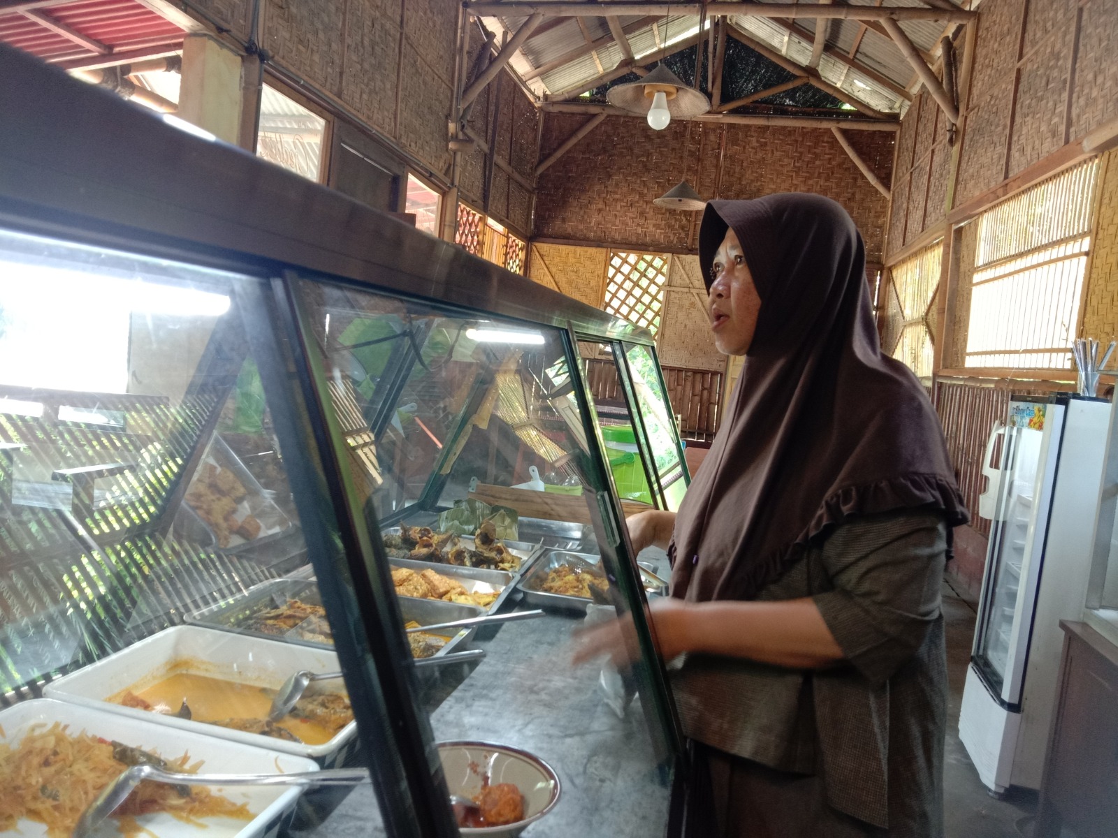 Rekomendasi Kuliner Tradisional Warung Gedek di Desa Mronjo Blitar, Pertahankan Resep Masakan Rumahan