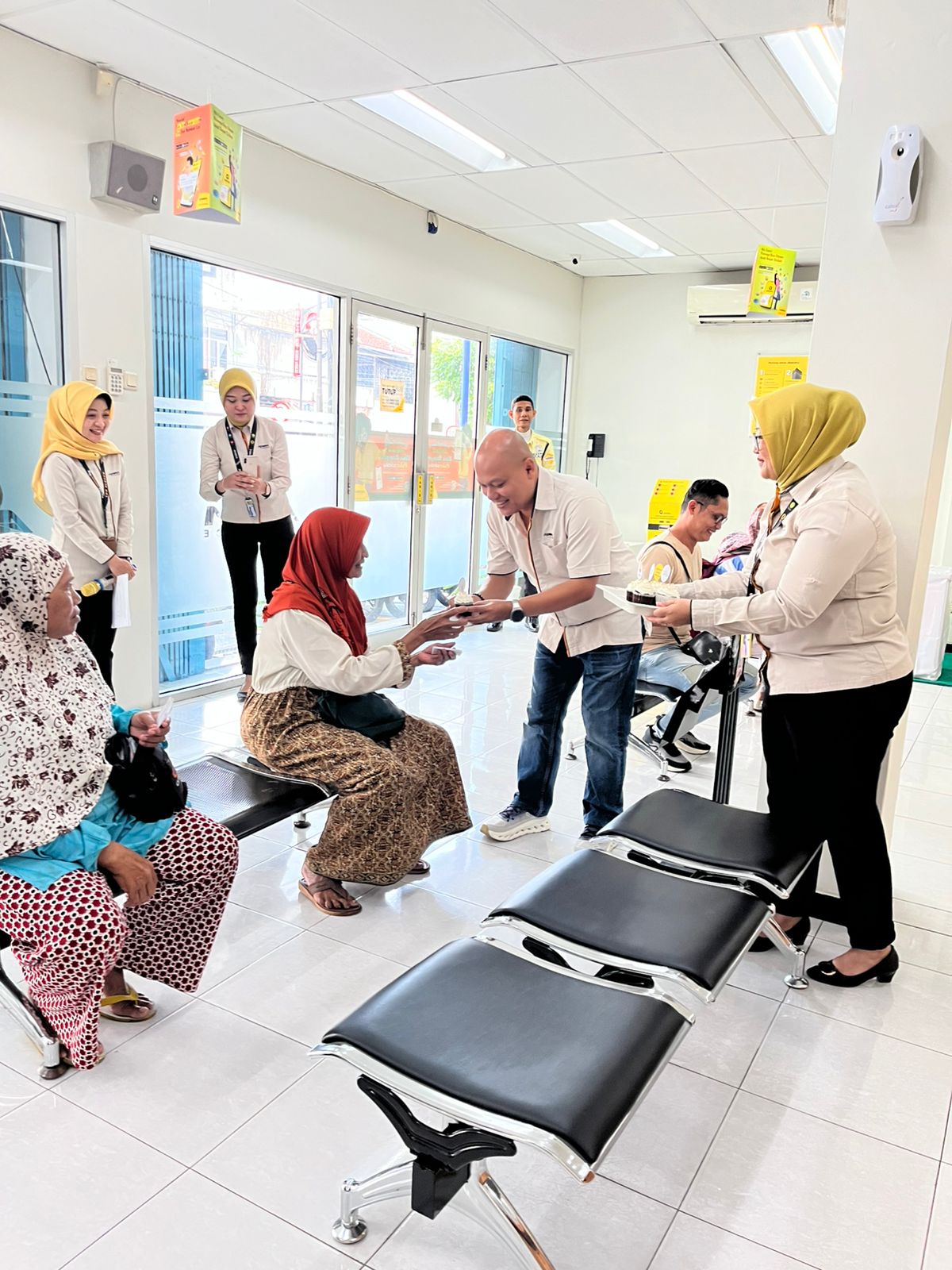 APRESIASI PELANGGAN: Adira Finance Blitar berbagi kebahagiaan di hari pelanggan nasional dengan terus mendengar saran dan masukan dari kustomer, Senin (15/9/2025).
