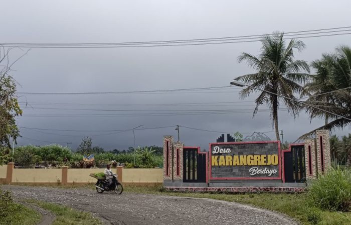 MENDUNG: Pantauan Gunung Kelud terhalang mendung dari Desa Karangrejo, Kecamatan Garum.