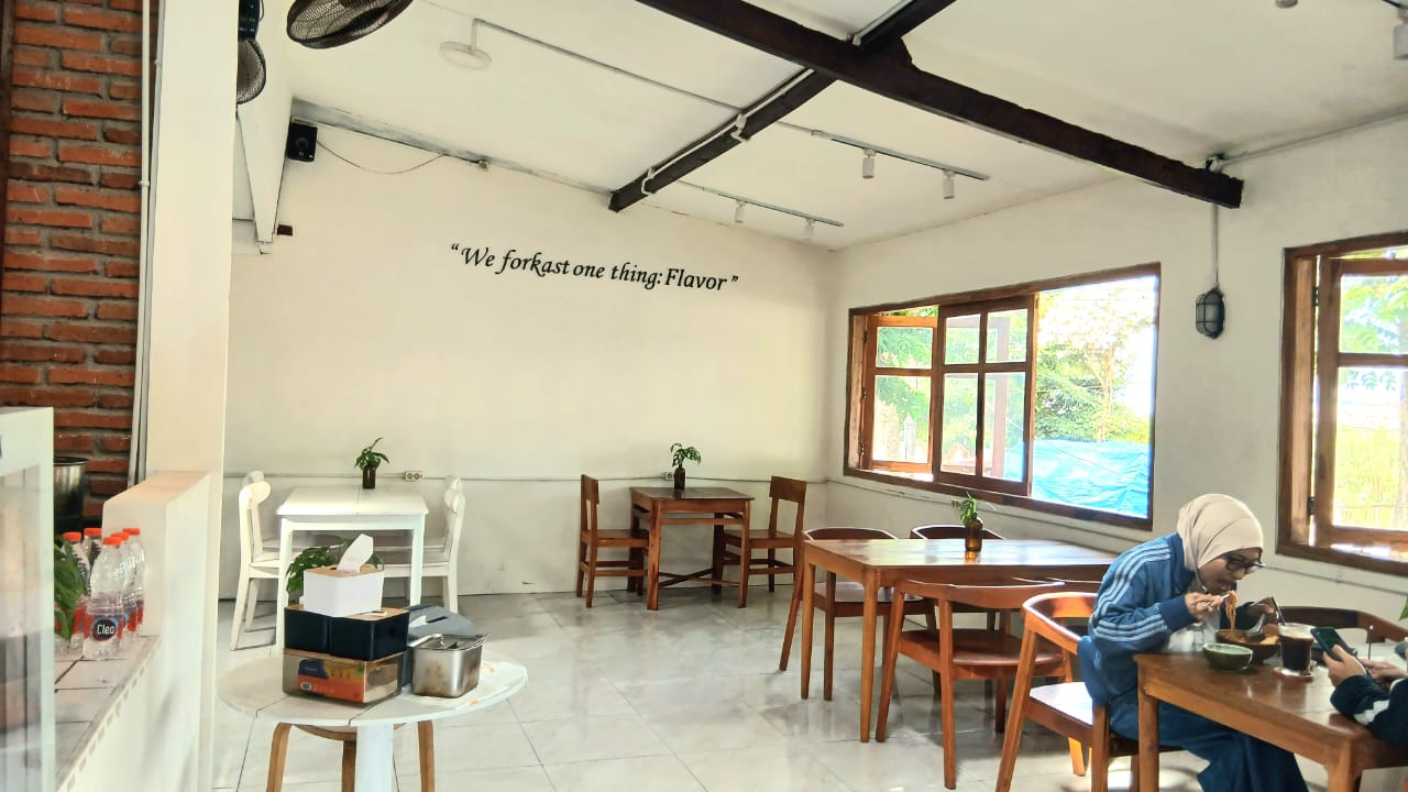 Forkastgudd hadirkan suasana yang comfy dengan interior estetik.