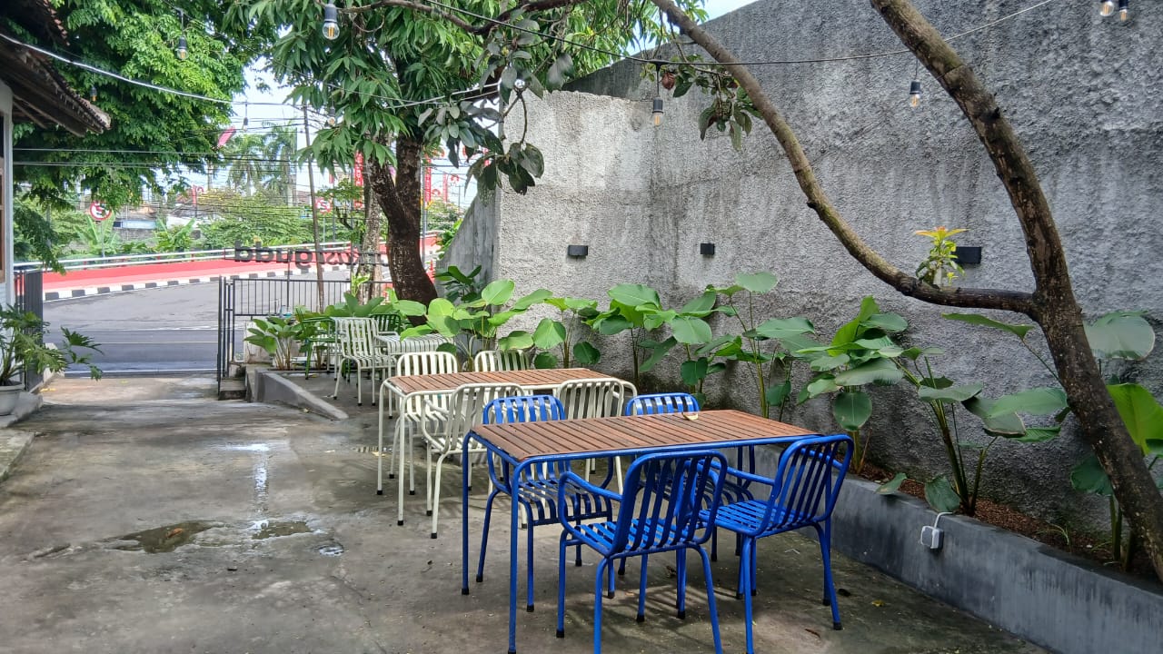 Hadirkan pilihan outdoor untuk suasana santai yang lebih melekat.