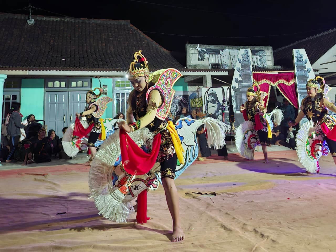 Semangat Warga Desa Bumiayu Blitar Lestarikan Tari Pegon: Ikon Desa Tampilkan Karakter Wayang