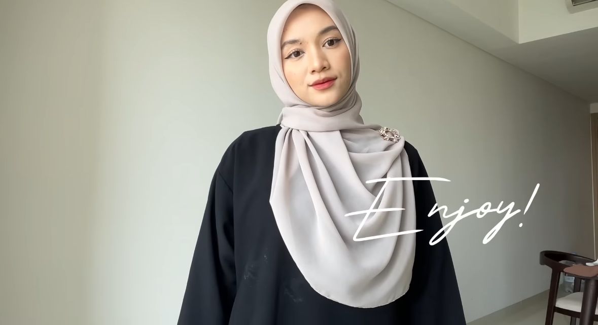 8 Tutorial Hijab Segi Empat Simpel untuk Lebaran agar Wajah Terlihat Tirus