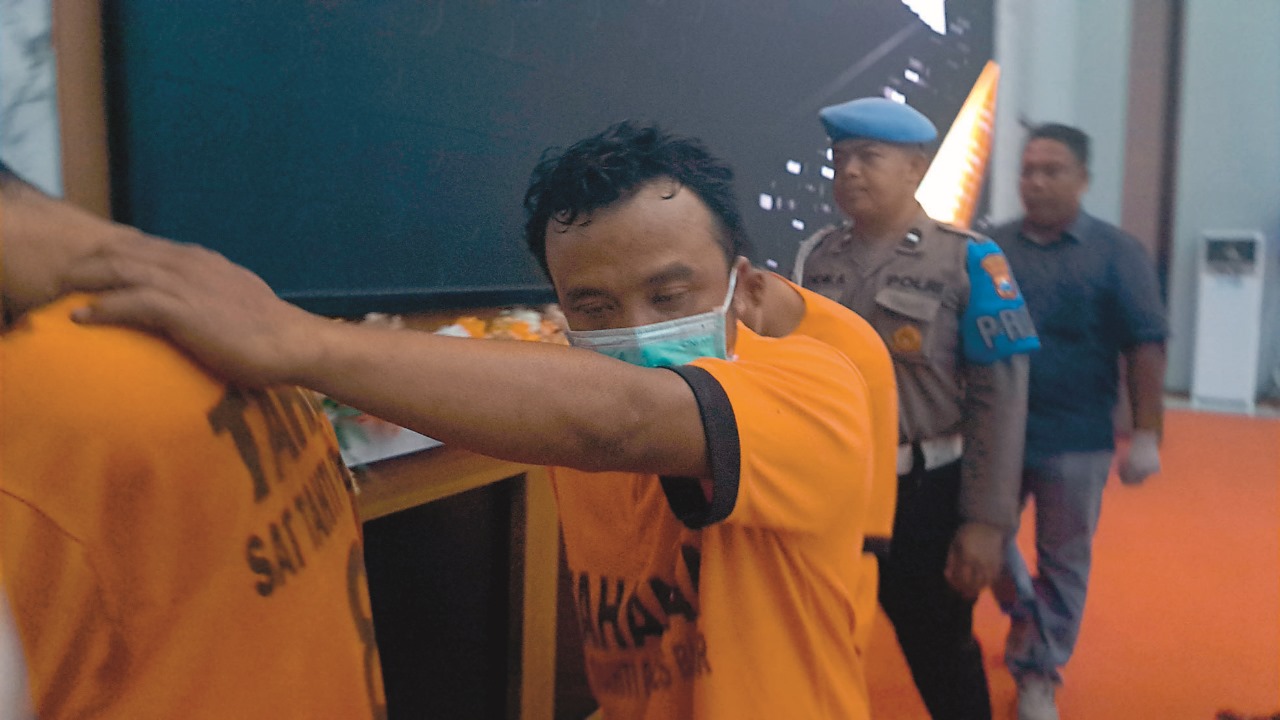 PESAKITAN: Personel Polres Blitar membawa pelaku pencurian untuk dipamerkan di hadapan awak media, Senin (15/9/2025).