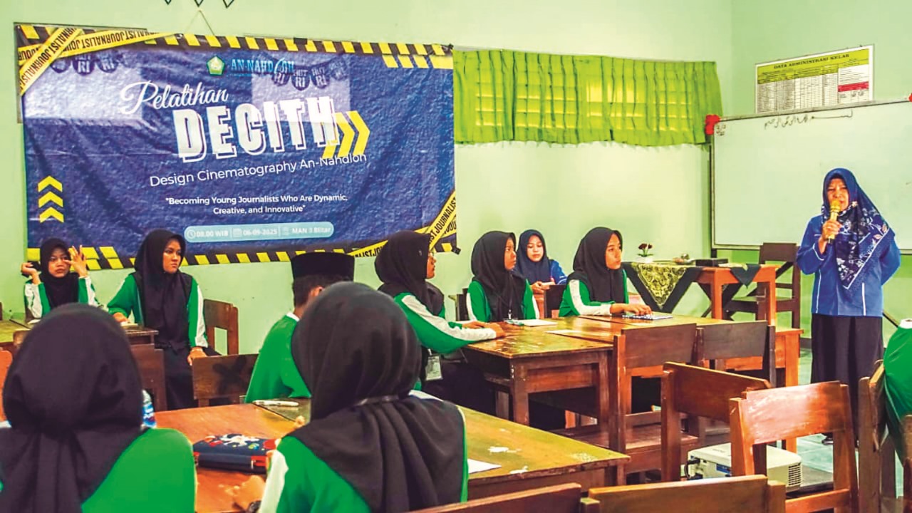 BANYAK ILMU: Anggota ekskul jurnalistik An Nahdloh menjalani latihan rutin setiap Jumat.