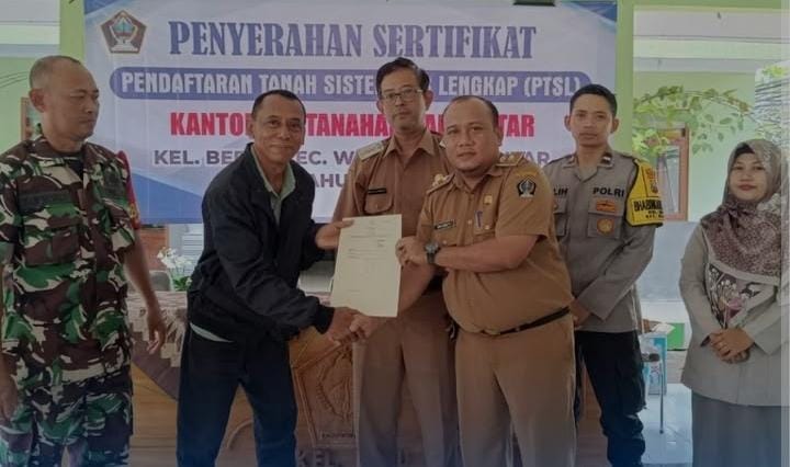 Kementerian ATR/BPN Serahkan 493 Sertipikat PTSL di Kelurahan Beru, Wlingi