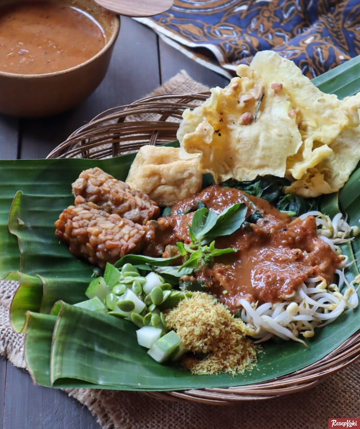 Sarapan Pecel Kawi Malang, Legendaris Sejak 1975 dan Selalu Ramai Pembeli!