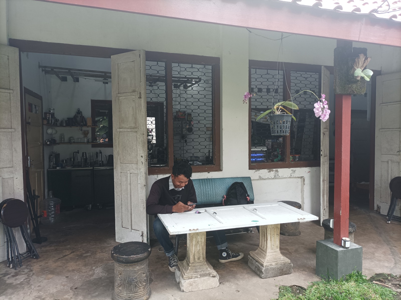 KEREN: Banyak koleksi buku yang bisa diakses di kafe Bukubuka di Kanigoro, Blitar.
