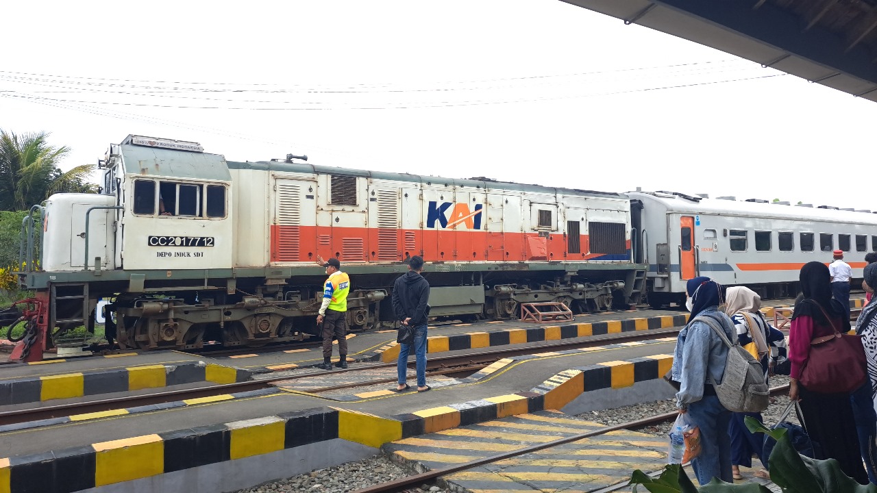 DAYA TARIK: Suasana Stasiun Garum ketika penumpang menunggu KA Commuterline Dhoho yang menuju ke Malang.