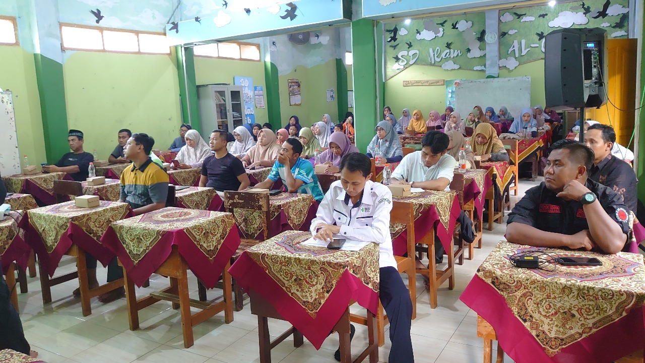 SEKSAMA: Pengabmas menerima materi dari nara sumber BPBD Kota Blitar sebelum dilakukan simulasi.