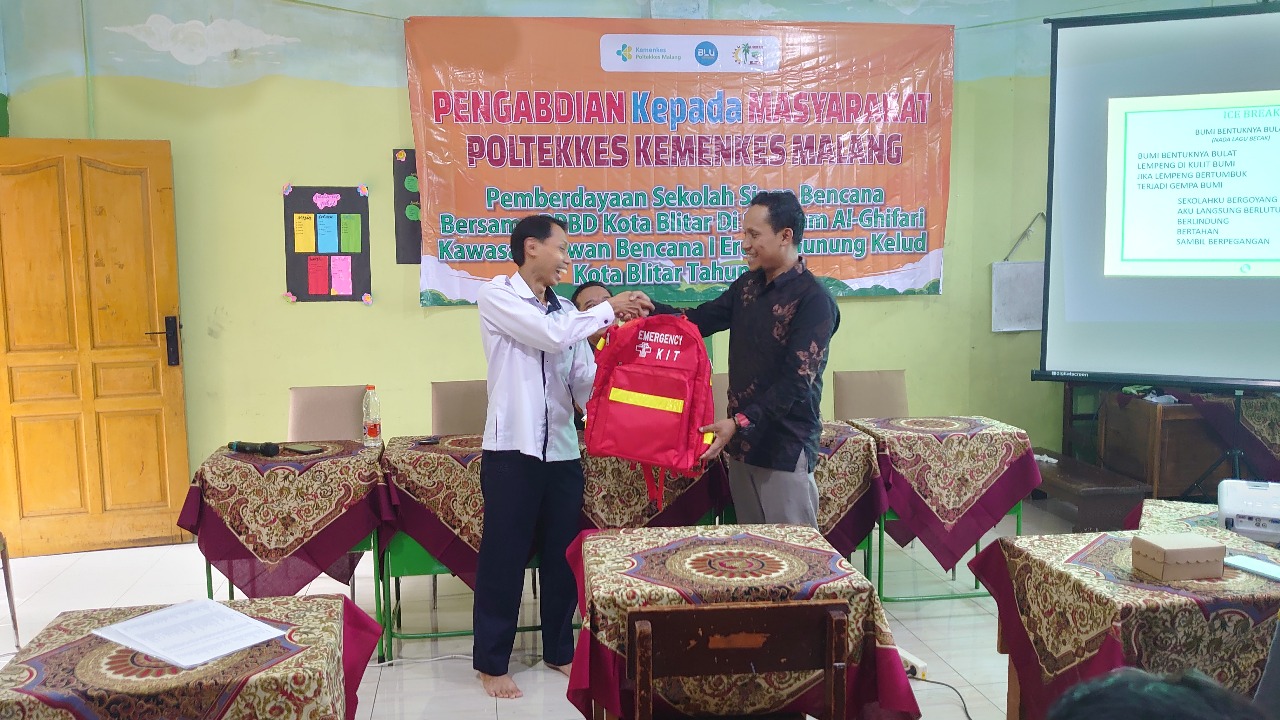 Pemberdayaan Sekolah Siaga Bencana Bersama Bpbd Kota Blitar Di Sd Alam Al-Ghifari Kawasan Rawan Bencana I Erupsi Gunung Kelud Kota Blitar