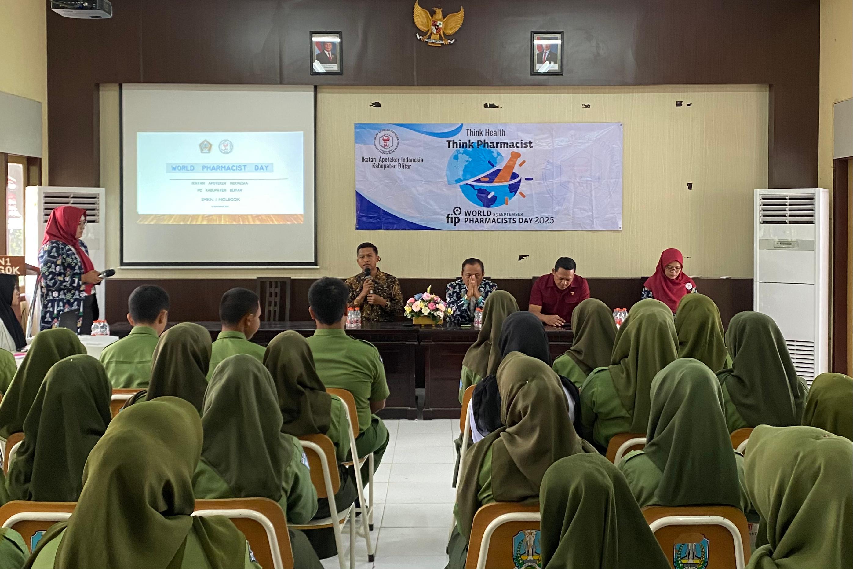 STOP NARKOBA: Kolaborasi IAI Kabupaten Blitar-Polres Blitar Kota edukasi siswa SMKN 1 Nglegok tentang bahaya narkoba, Kamis (18/9/2025).