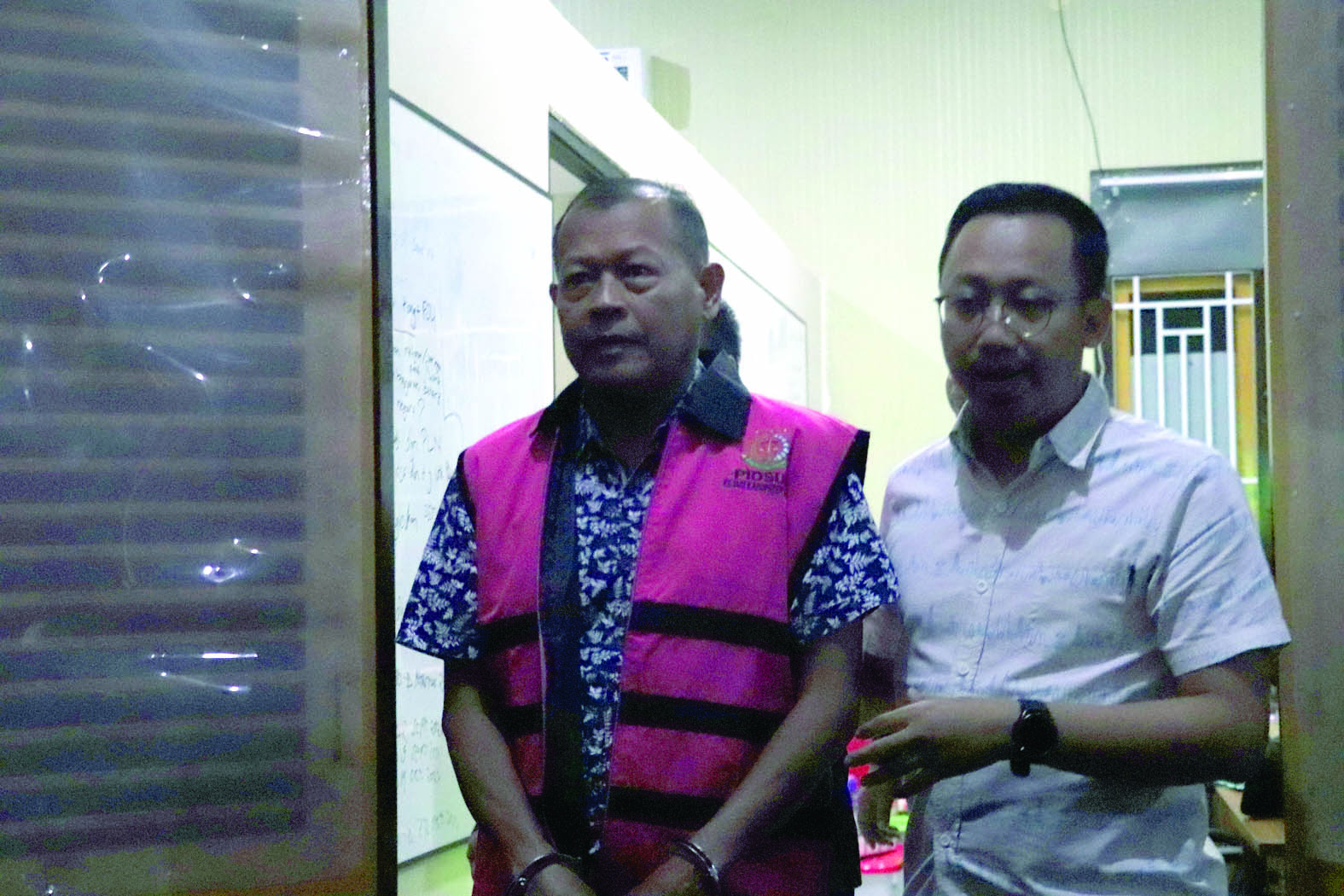 IKUT TERLIBAT: Mantan Kadis PUPR Kabupaten Blitar Dicky Cubandono digelandang petugas kejaksaan menuju tahanan, Kamis (18/9/2025).