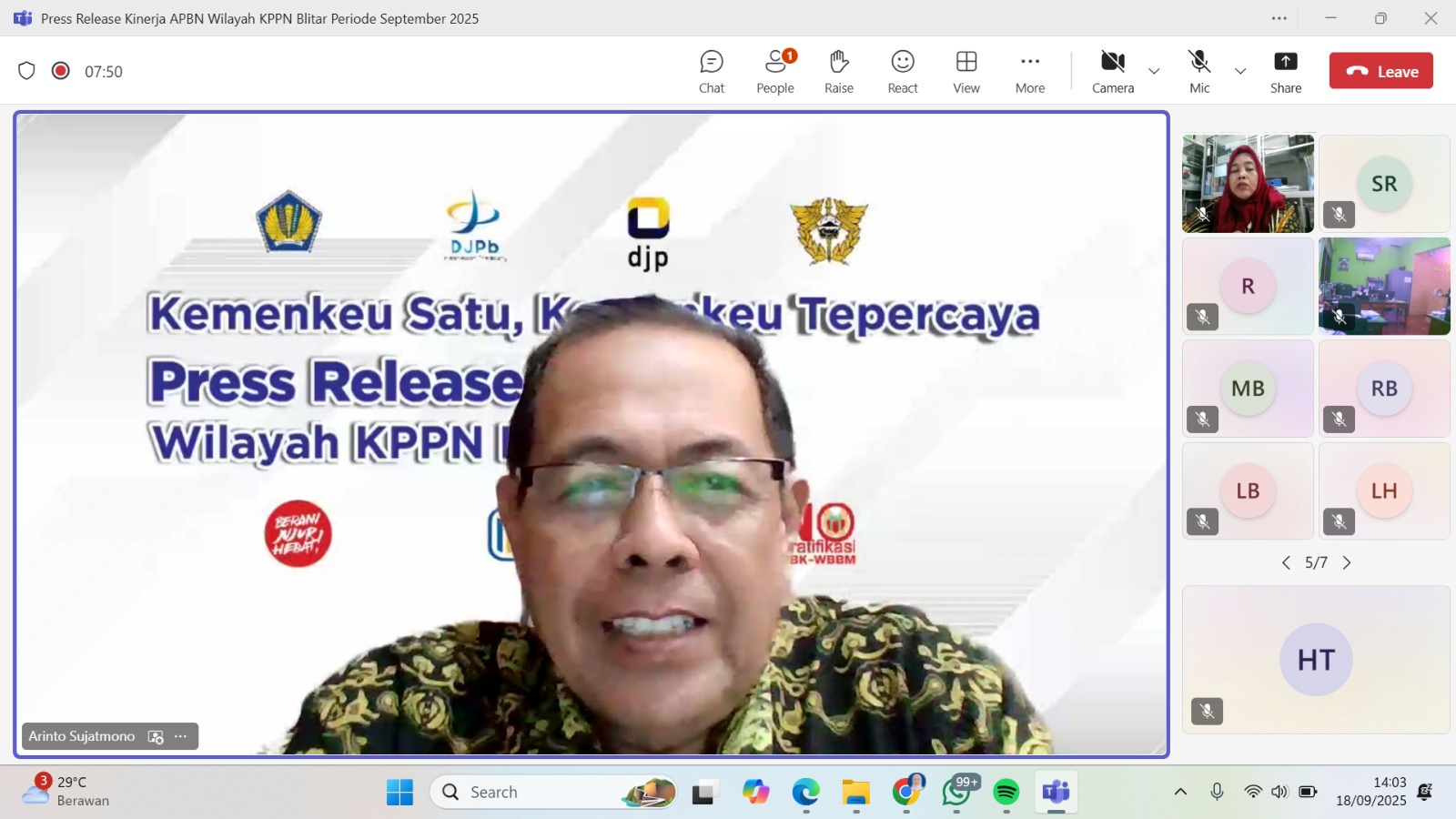 Meninkat : Kepala KPPN Blitar Arinto Sujatmiko saat mengikuti press release Kementerian Keuangan.