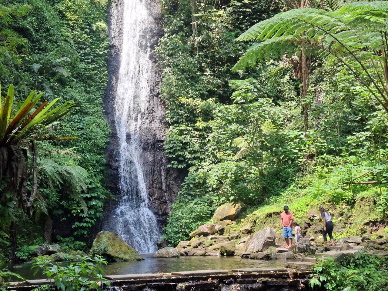 MENYEJUKKAN: Keindahan Air Terjun Sirah Kencong yang lokasinya berdekatan dengan Perkebunan Teh Sirah Kencong.
