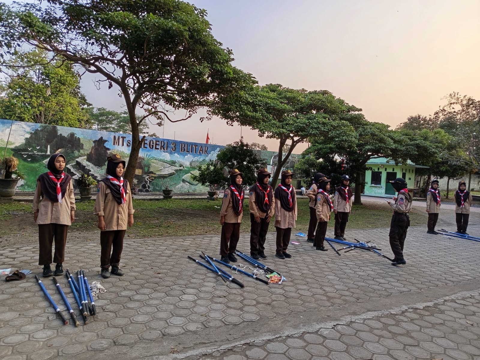 LATIH KETERAMPILAN: Anggota ekskul pramuka Prasaga menjalani latihan rutin setiap Jumat.