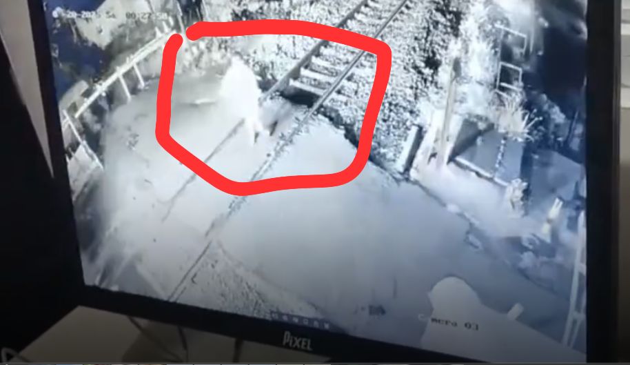 PATAH HATI: Tangkapan layar CCTV memperlihatkan Korban GE menghadang KA Matarmaja untuk mengakhiri hidupnya, Sabtu (20/9/2025).