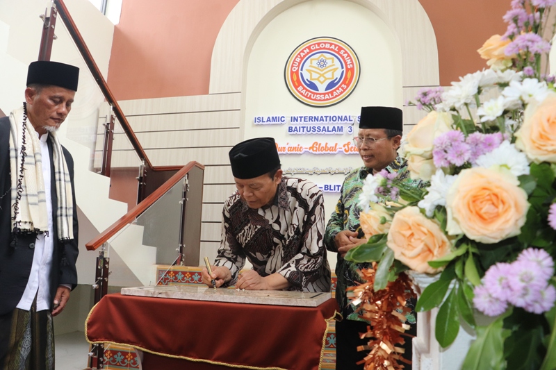 BERKAH: Proses peresmian gedung dan peletakan batu pertama masjid Ponpes Baitusalam di Wlingi, Blitar.