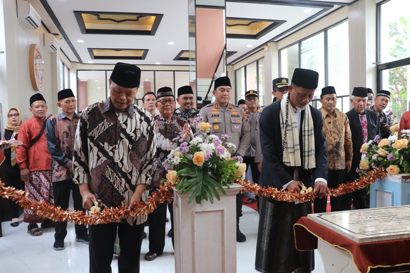 SINERGI: Wakil Ketua MPR RI Muhammad Hidayat Nur Wahid (kiri) bersama pimpinan Ponpes Baitussalam KH Abdul Hakim Aka (kanan) menggunting pita tanda peresmian gedung baru di Wlingi, Sabtu (20/9/2025).