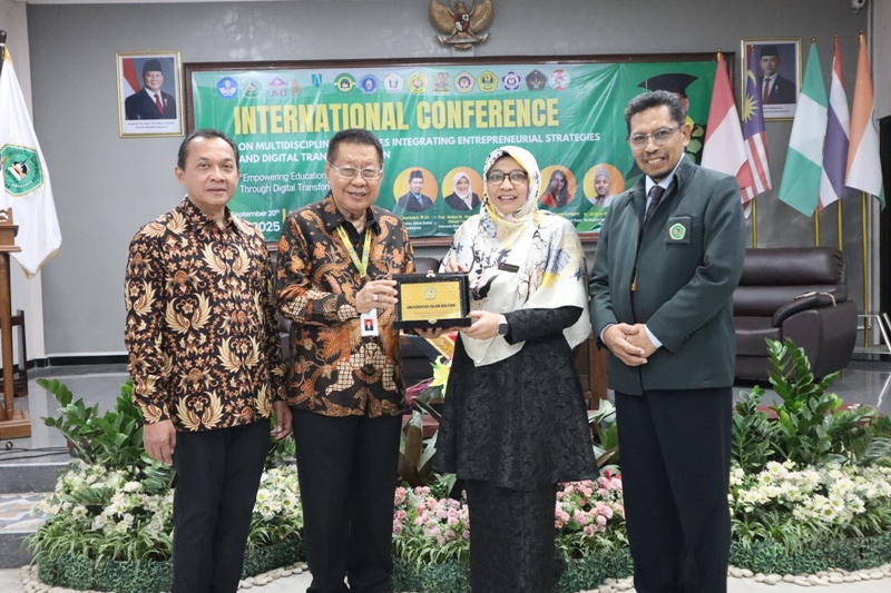 KOMPAK: Rektor UNISBA Blitar Dr Soebiantoro, Ketua Yayasan Bina Citra Anak Bangsa Hidayaturrahman dan Warek III Dr Supriyono memberikan cenderamata kepada salah satu narasumber.