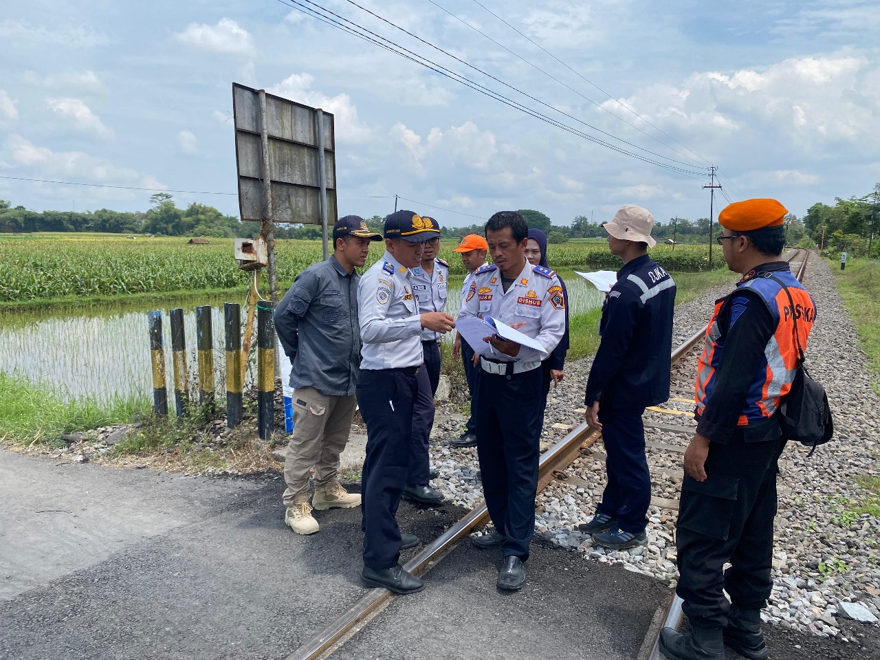 ⁠Gerak Nyata, Dishub Kabupaten Blitar Kembali Bangun Palang Pintu di Talun-Garum Blitar Demi Cegah Kecelakaan