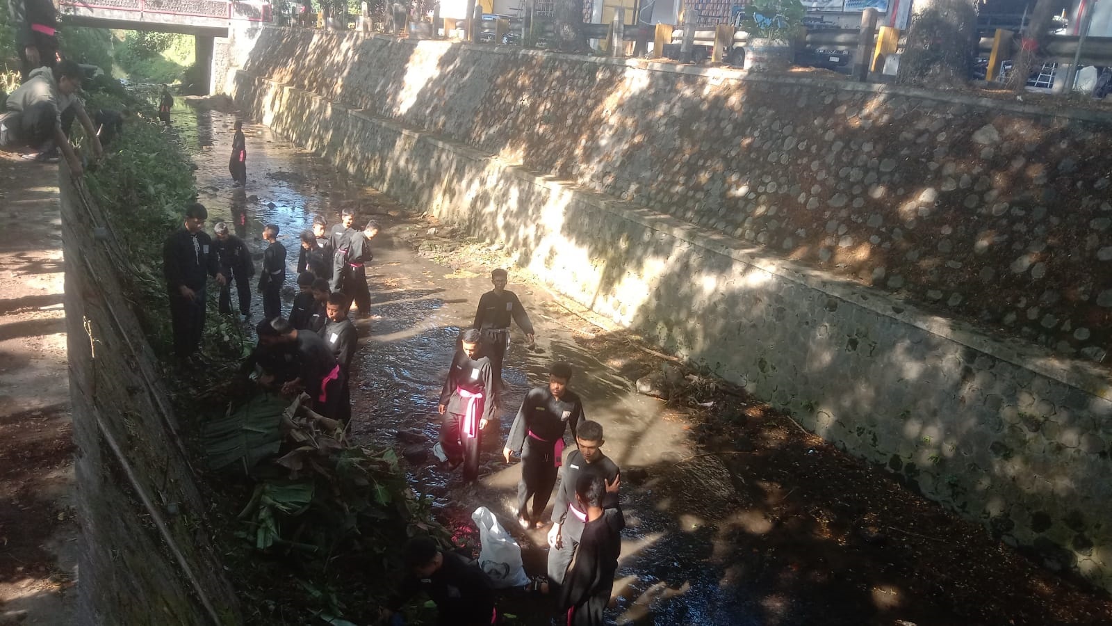 Ajarkan Peduli Lingkungan, Ratusan Anggota Pencak Silat Blitsr Bersih-Bersih Kali