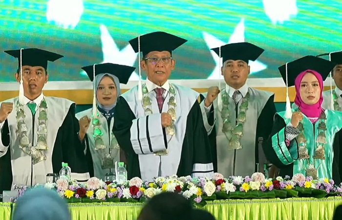 Rektor UNU Blitar Prof. Dr. H. Moh. Mukri, M.Ag. beserta jajaran rektorat hadir di wisuda UNU Blitar.