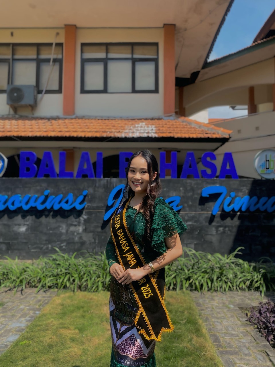 BANGGA: Jennifer Natasya Santoso mengikuti ajang Duta Bahasa Jawa Timur 2025 di Surabaya.