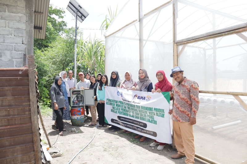 PETANI CERDAS: AKN Putra Sang Fajar Blitar melakukan pendampingan pertanian berkelanjutan kepada KWT Mblimbing Berseri Kota Blitar.