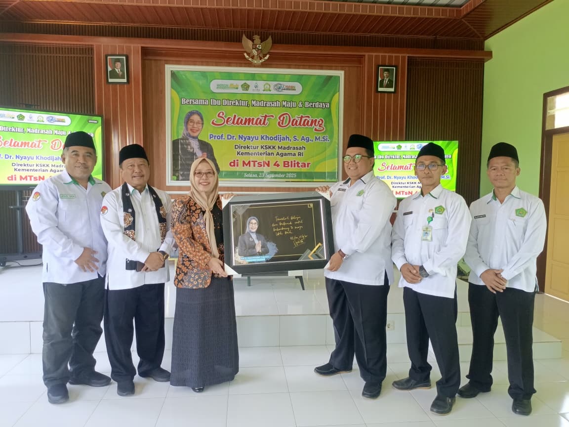 TAMU ISTIMEWA: Prof Dr Nyayu foto bersama usai memberikan motivasi dan arahan di Aula MTsN 4 Blitar, Selasa (23/9/2025).