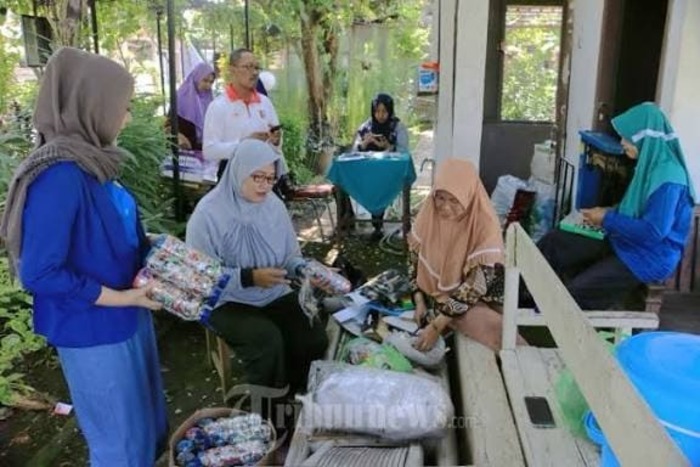 Mendirikan bank sampah tidaklah sulit. Modal utamanya bukan uang, melainkan kemauan dan kebersamaan. Dengan sembilan langkah praktis, masyarakat dapat membangun sistem pengelolaan sampah yang bernilai