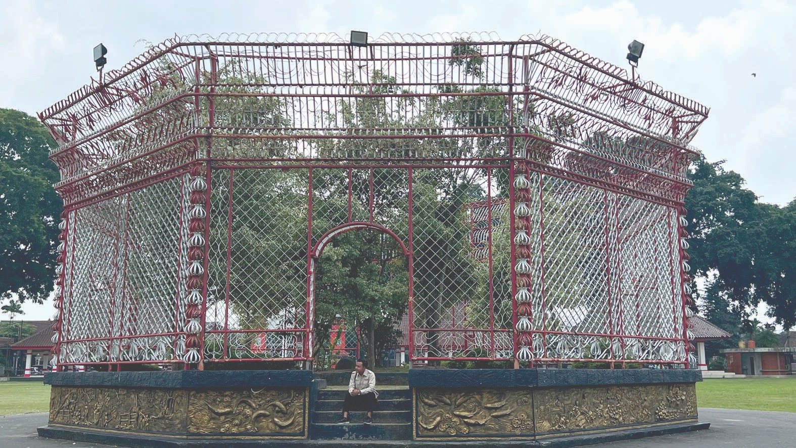 Pemkot Blitar Bakal Lenyapkan Pagar Kurungan Beringin di Tengah Alun-alun, Ini Alasannya